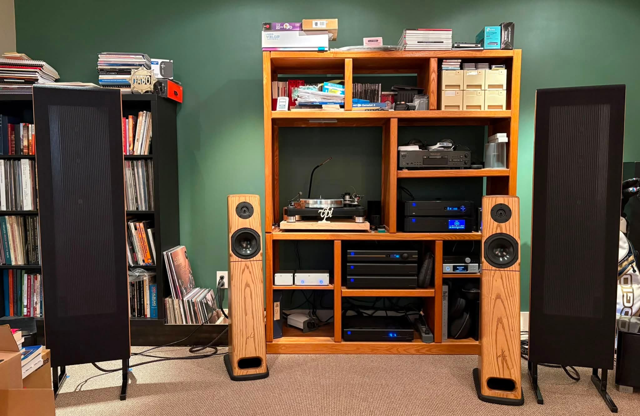 Arbeitsraum Kompakt von @modernlistening: Arbeitsraum mit Regalwand und Rack